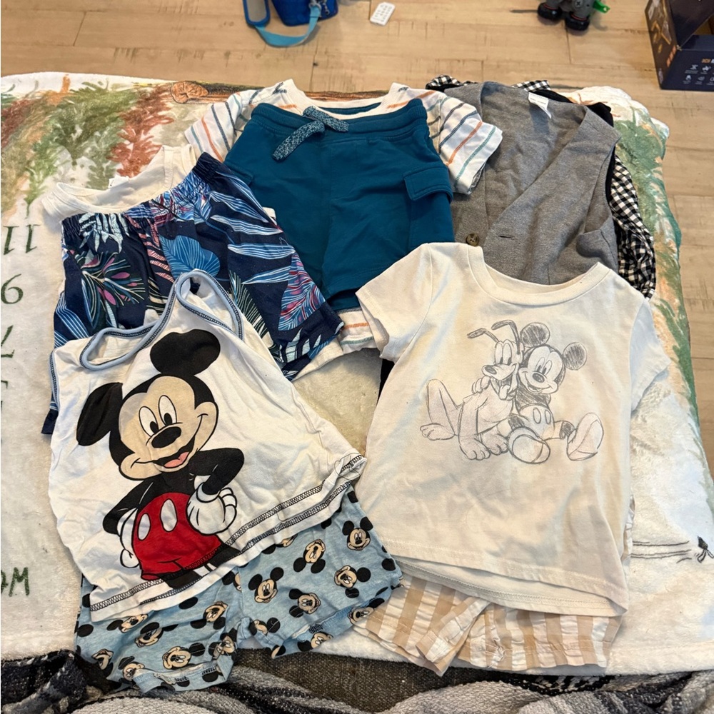 Lot of 6 matching sets and 2 matching pajama sets. All size 18months